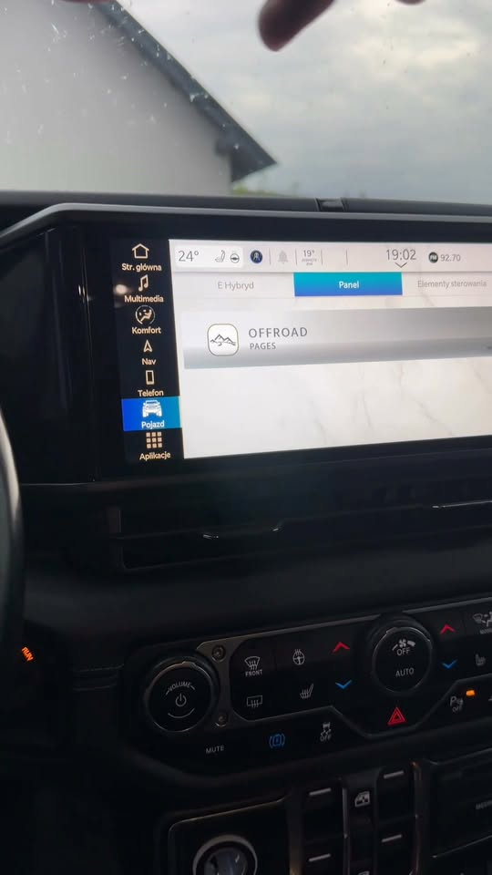 System multimedialny z polskim menu w Jeepie Wranglerze