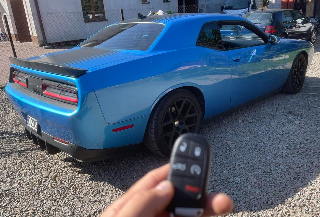 Niebieski Dodge Challenger i zaprogramowany kluczyk
